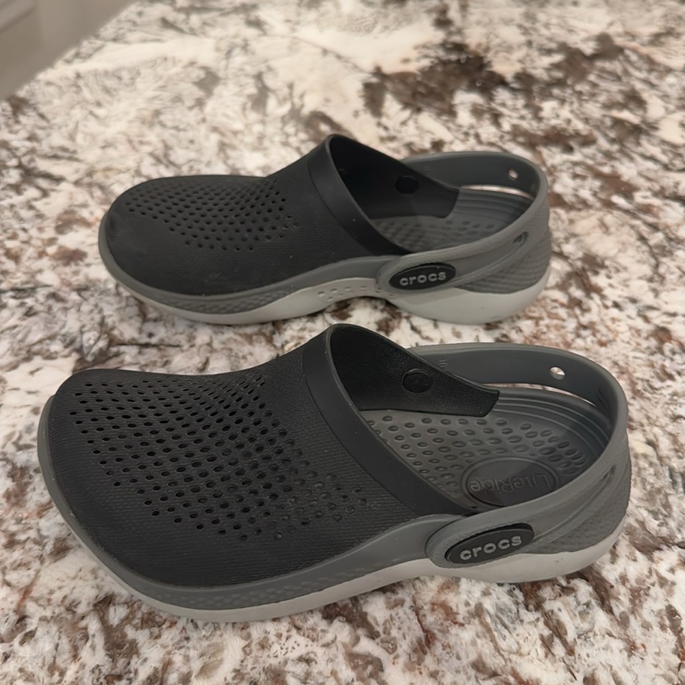 Crocs Kids’ LiteRide Clog, Black/White, 1 Little Boy - Picture 5 of 8